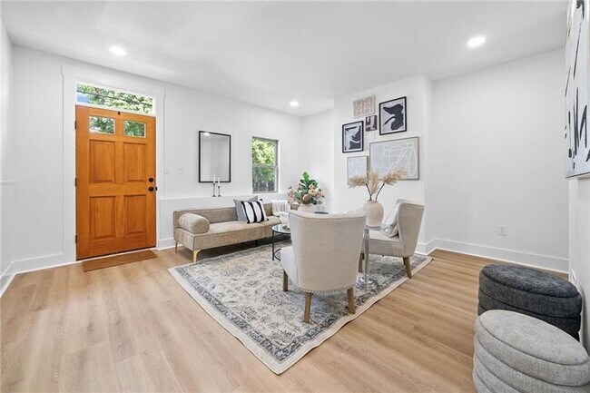 Building Photo - Fully renovated gem close to everything Pittsburgh offers!