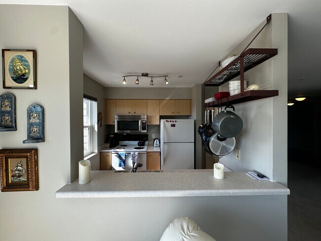 Building Photo - Fully Furnished Downtown Everett Condo wit...