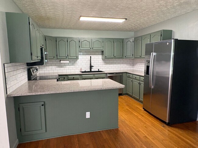 Building Photo - 671 Circle Dr