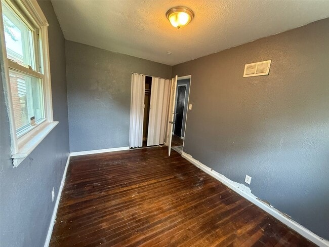 Building Photo - 5944 Laura Ave