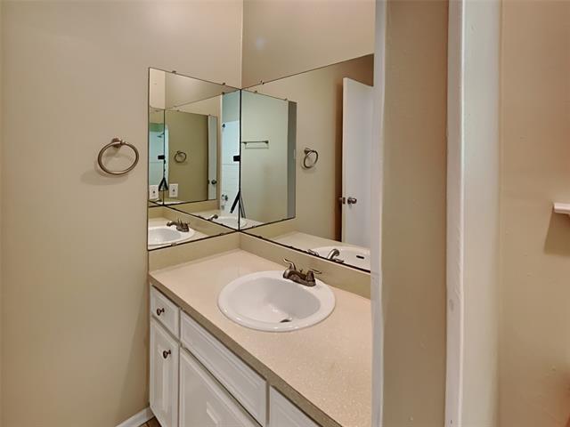 Building Photo - 224 Lakeway Ct