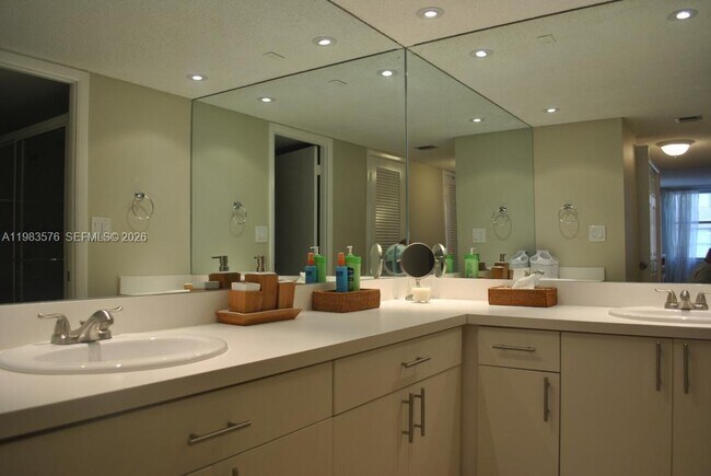 Building Photo - 6039 Collins Ave