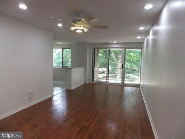 Building Photo - 1650 Oakwood Dr