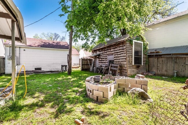 Building Photo - Charming 2-Bedroom, 1/5-Bath Home in Little Forest Hills