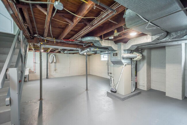 Building Photo - AVAILABLE MAY 1ST! GORGEOUS 3 BEDROOM IN CARNEGIE!!