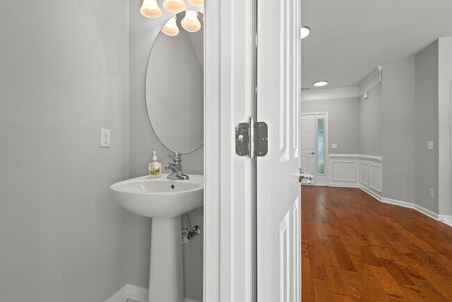 Building Photo - Fantastic end unit townhome: Available July 10th