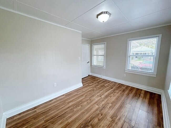 Building Photo - 317 Glenmore Ave