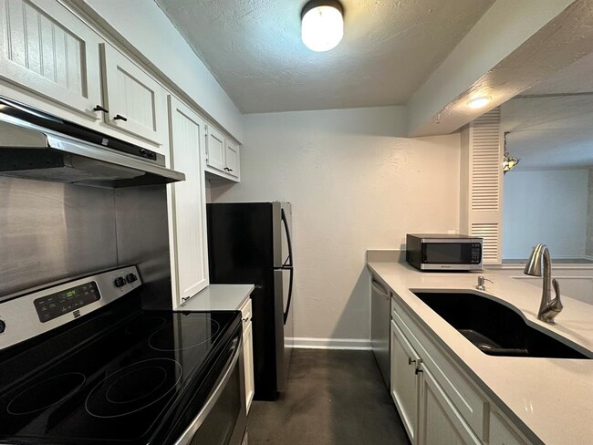 Building Photo - 6501 E Hill Dr
