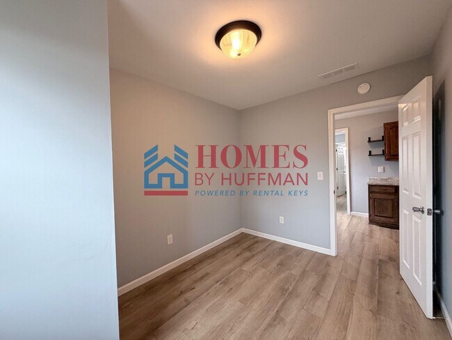 Building Photo - Three Bedroom House | Now Available