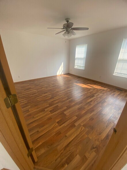 Building Photo - 14058 Edgewater Dr
