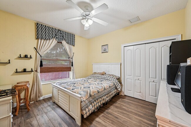 Building Photo - 3044 SW Savona Blvd