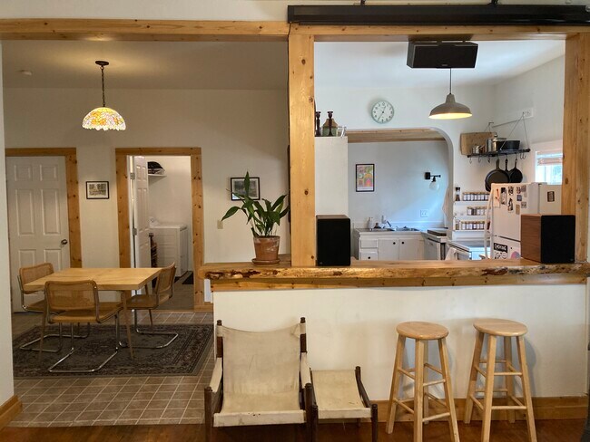 looking into din.rm & kitchen - 908 S Jefferson St