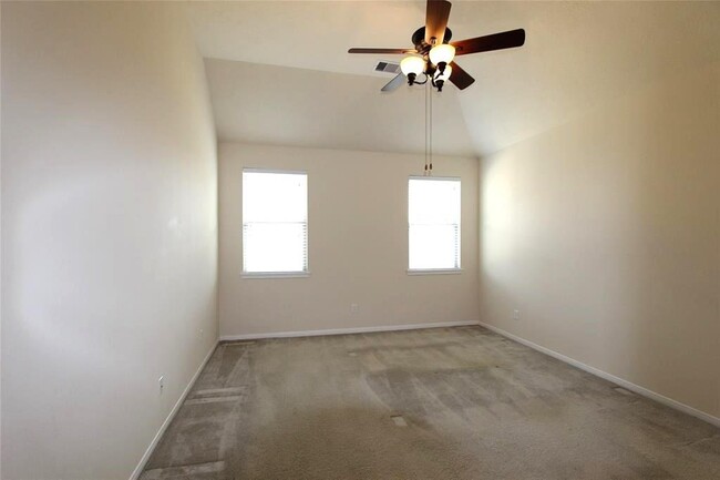 Building Photo - 2515 Golfcrest Dr