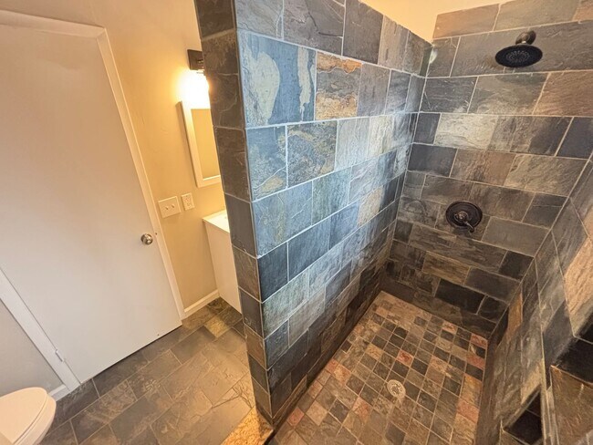 Building Photo - Beautiful 3Bed/2Bath Home located in South...