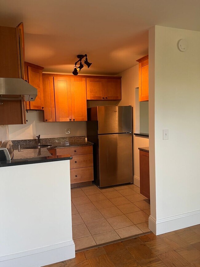 Building Photo - Downtown Condo