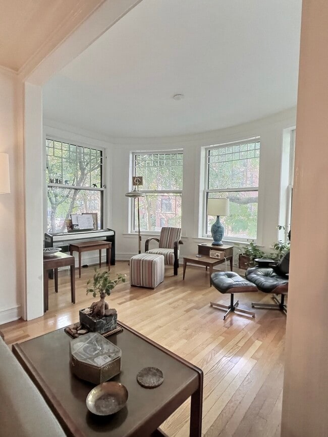 Building Photo - 2921 N Pine Grove Ave