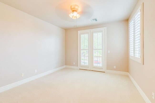 Building Photo - Live The Red Rock Country Club Lifestyle!!