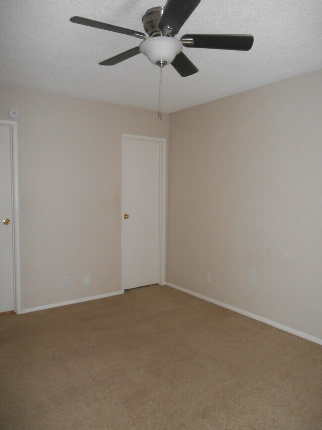 Building Photo - 898 Rhinegold Way