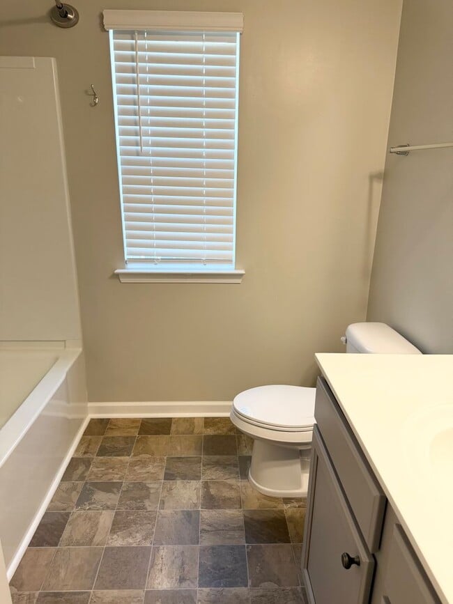 Building Photo - BEAUTIFUL 3 bedroom / 2 bathroom home available NOW!