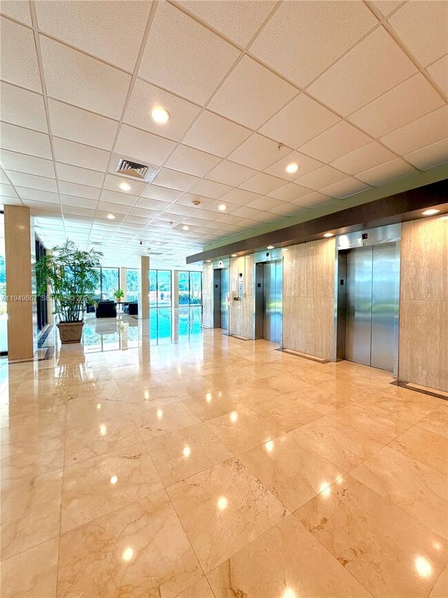 Building Photo - 400 Kings Point Dr