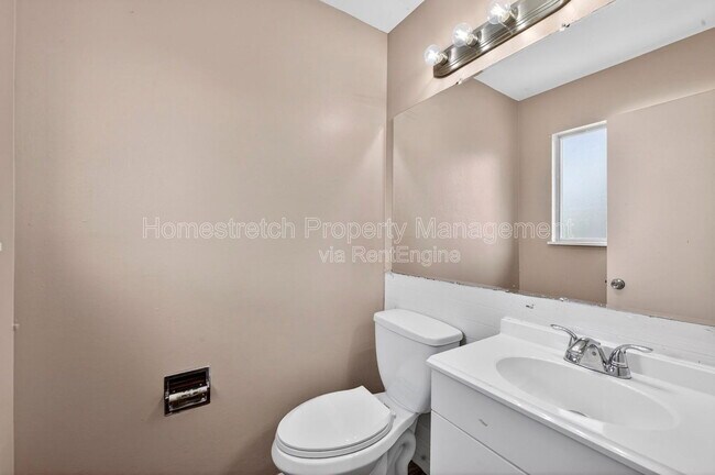 Building Photo - 1310 Petite Dr