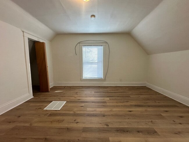 Building Photo - Three Bedroom Home in Battle Creek