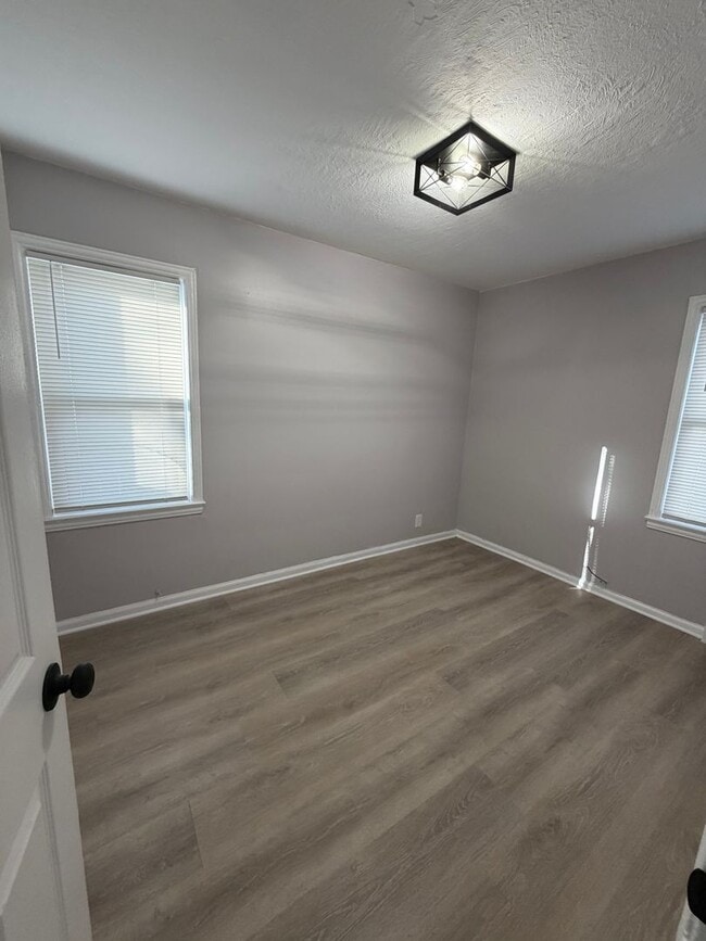 Building Photo - 3 bedroom Fully renovated Westside Bungalow