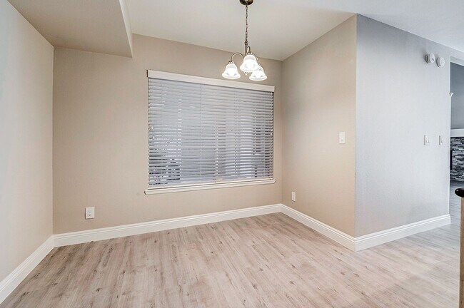 Building Photo - Gorgeous 2 Bedroom home in Desert Shores Racquet Club!