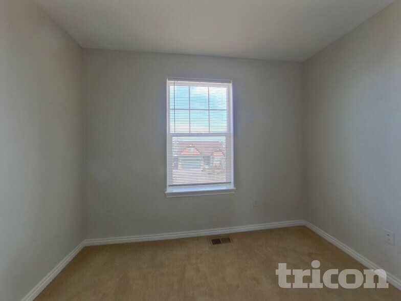 Building Photo - 305 Calhoun Cir