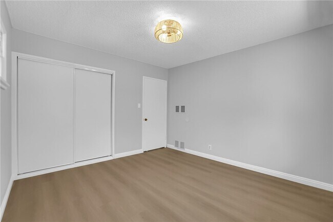 Building Photo - 325 W Le Roy Ave