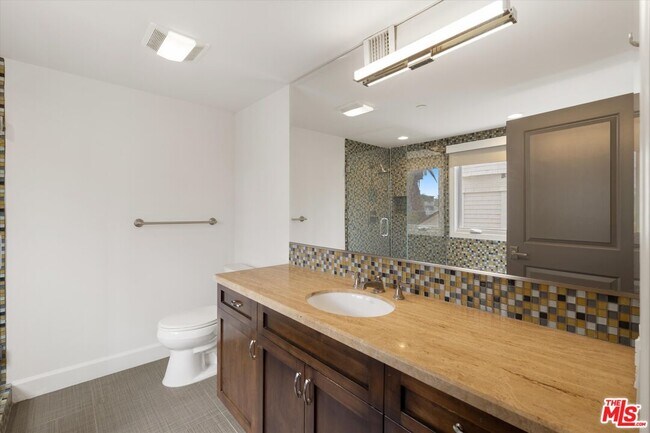 Building Photo - 1032 3rd St