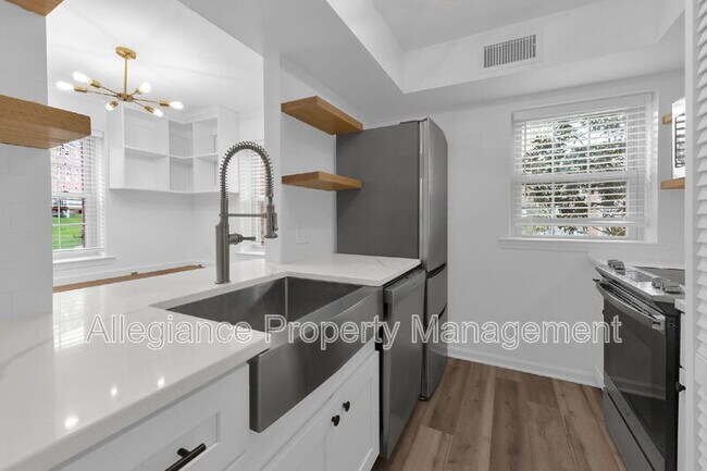 Building Photo - 1301 E Abingdon Dr