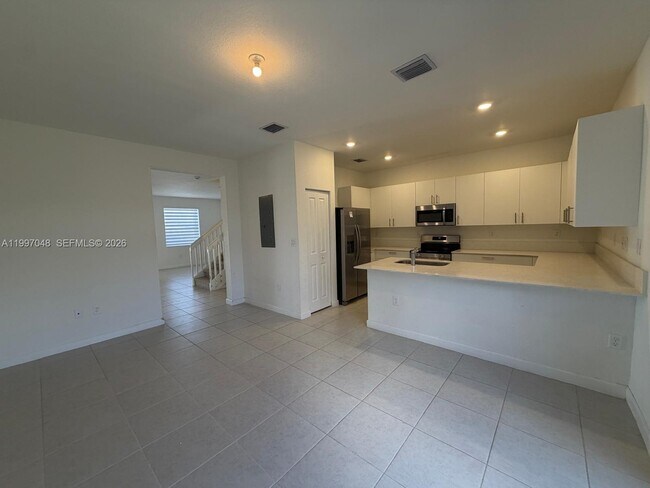 Building Photo - 2659 SE 28th Dr