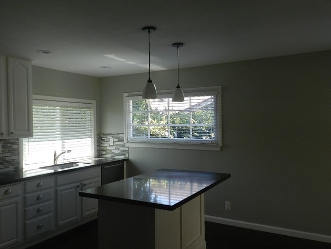 Building Photo - WONDERFUL SINGLE STORY HOUSE WITH LARGE YARD, GREAT LOCATION!