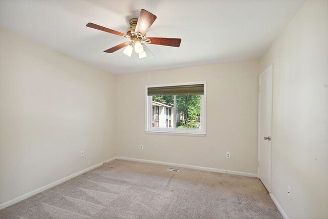 Building Photo - Reston-Renovated 3 BR / 2 BA / 2 1/2 BA En...