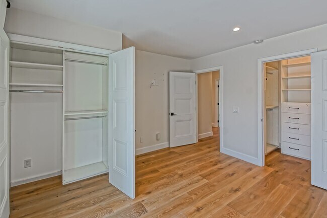 Building Photo - 14 Aries Ct