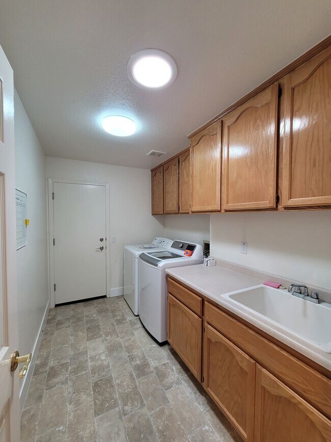 Building Photo - Stunning 2-Bed, 2.5-Bath Entertainer's Gem in Gated Summerset I