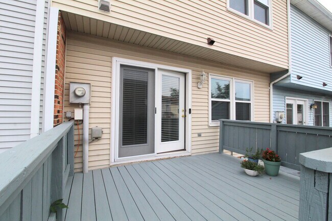 Building Photo - Charming 3-Bedroom Townhome for Rent with ...