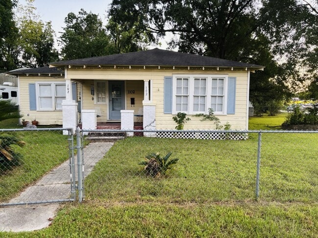Primary Photo - 102 E Fort Worth St