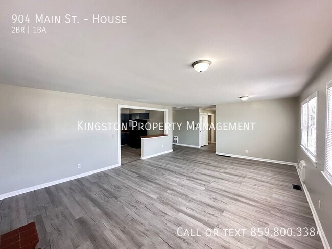 Building Photo - 904 Main St