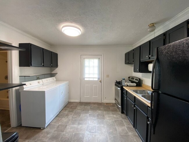 Building Photo - 2 bed - 1 bath - 1 Car Garage Duplex w/ Utilities