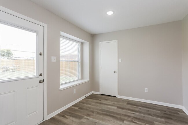 Building Photo - 2431 Fox River Ln