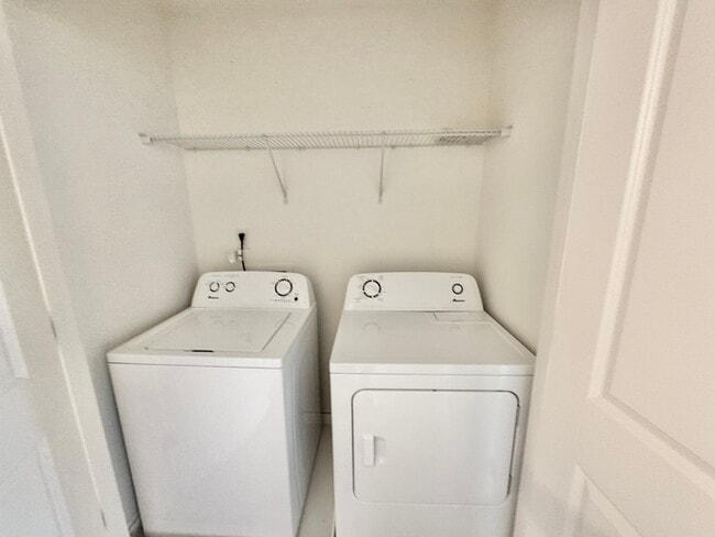 Building Photo - Three bedroom 2 1/2 bath townhome minutes from I 85 and historic downtown