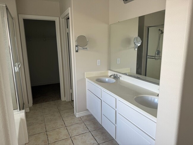 Building Photo - Updated home near Sycamore Canyon available for lease