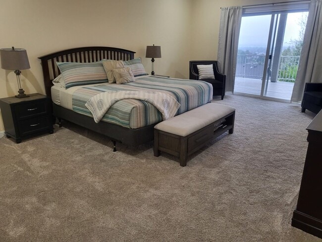 Building Photo - 5 bed 3 bath