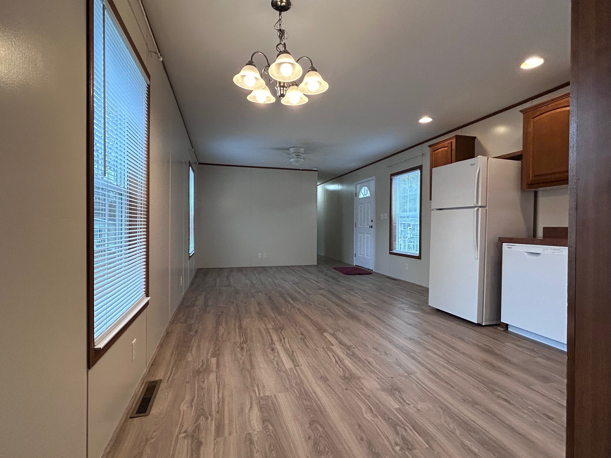 Building Photo - 5 Oak Tree Ln