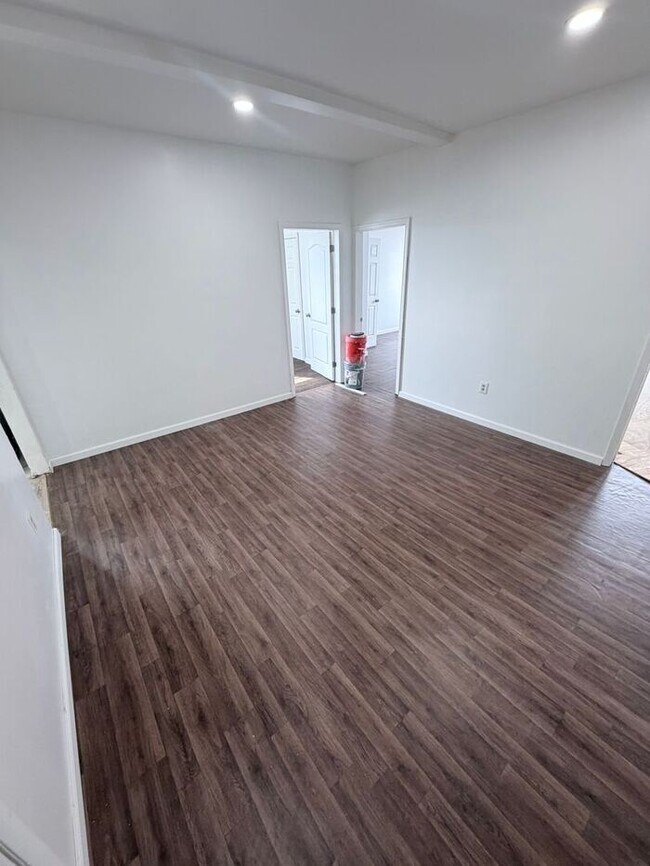 Building Photo - Inspected and Approved 3 Bedroom 1 Bath w PARKING & Appliances