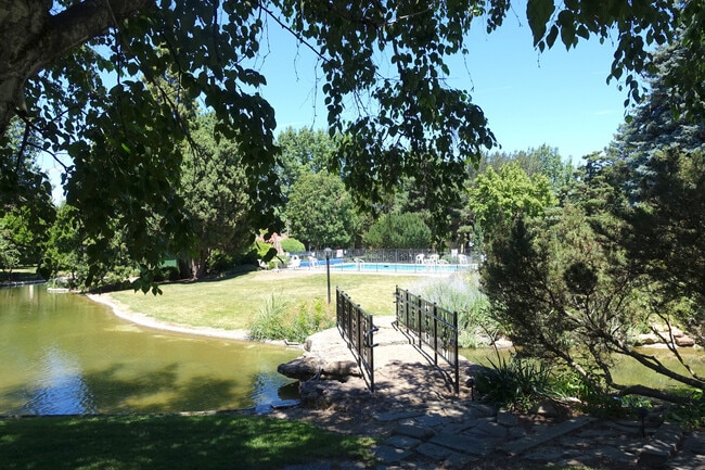 Building Photo - Updated Condo in Park-Like Setting