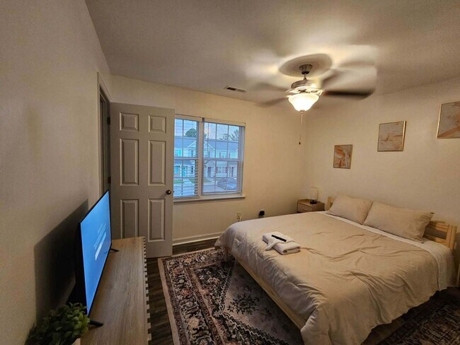 Building Photo - 2 Bedroom Townhome Off Of Gum Branch Rd