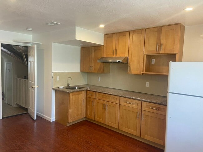 Building Photo - 1395 Oakdale Ave